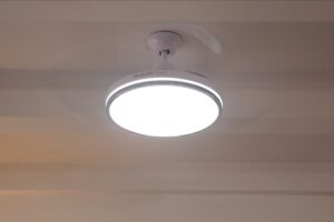 ¡Luce elegante con la última lampara de ventilador de techo con aspas ocultas!